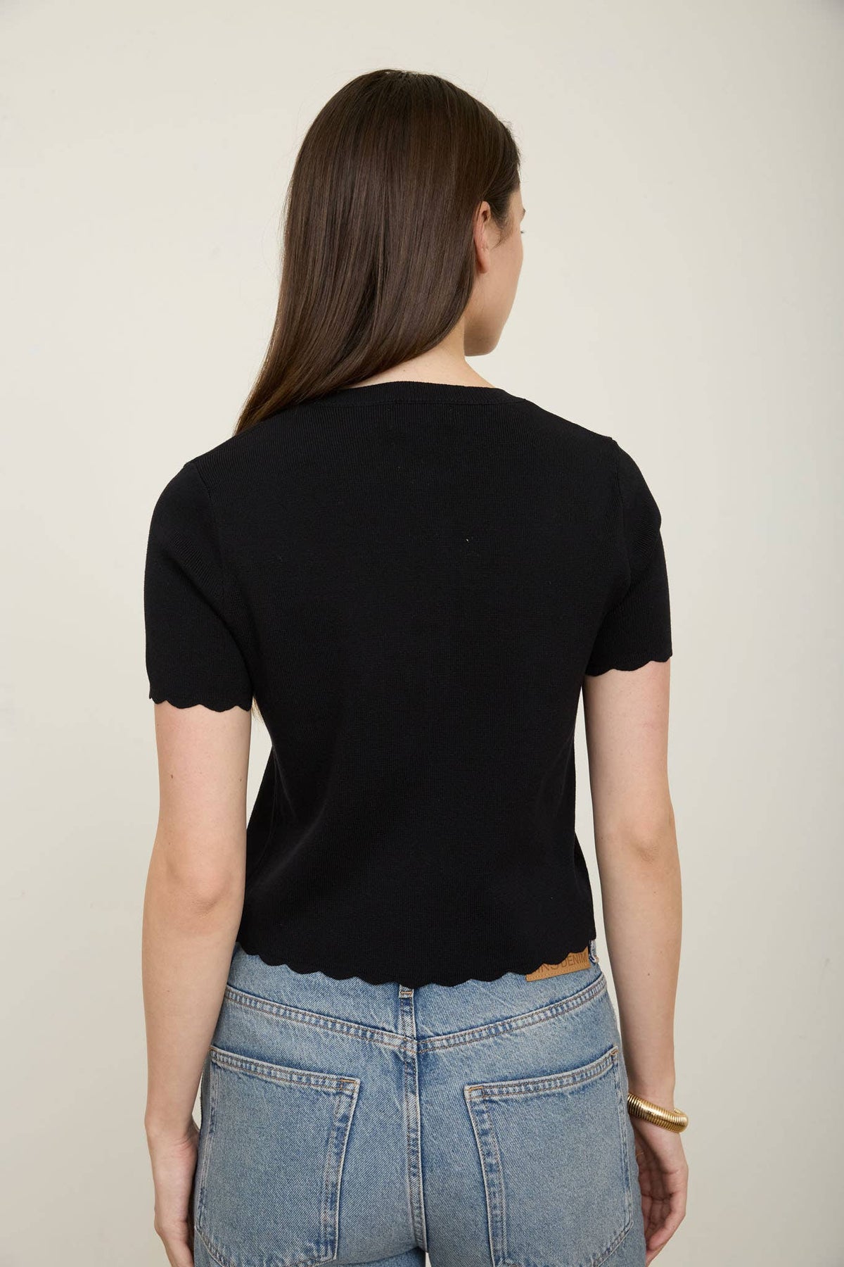 SCALLOPED SHORT SLEEVE TOP : BLACK