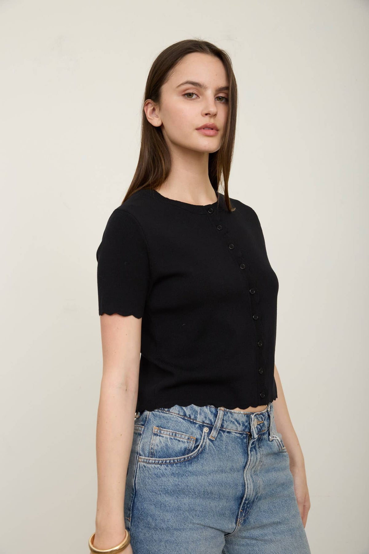 SCALLOPED SHORT SLEEVE TOP : BLACK
