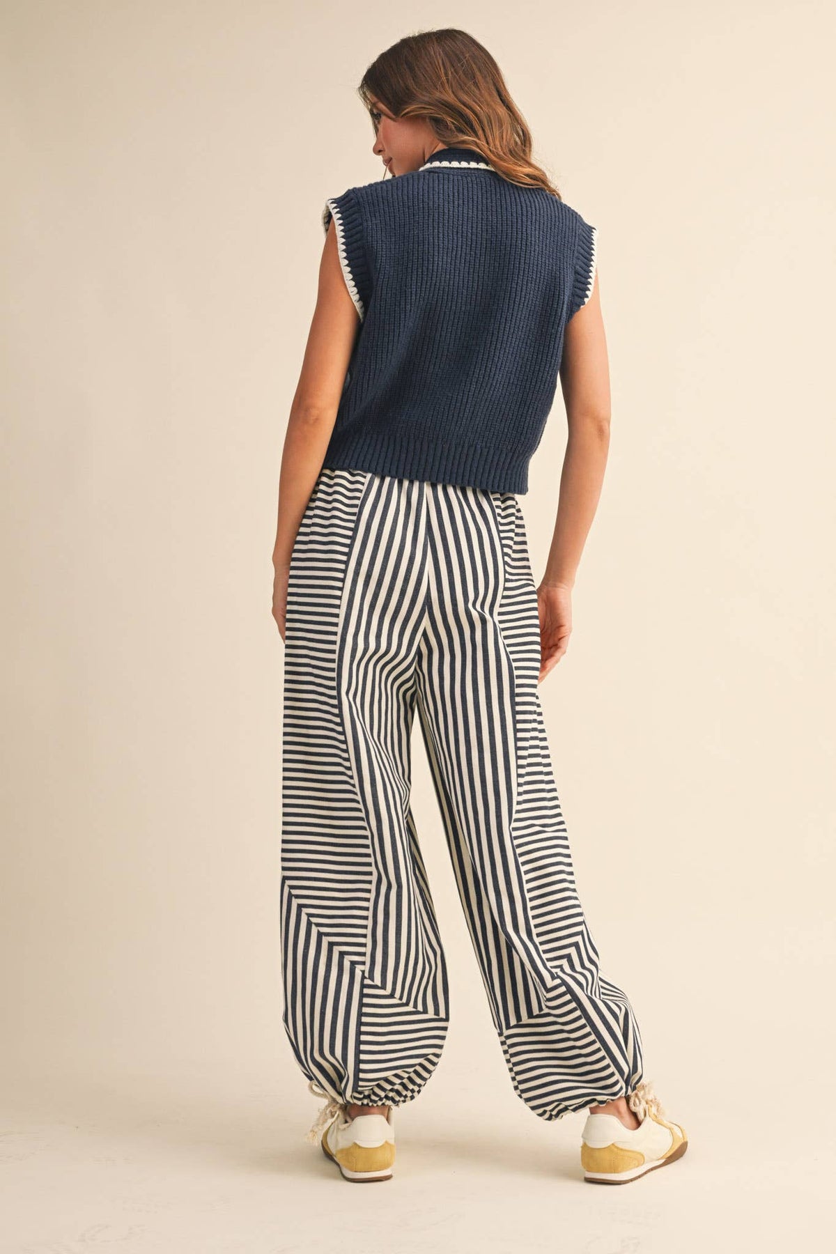 TIE NECK SWEATER VEST -Navy White