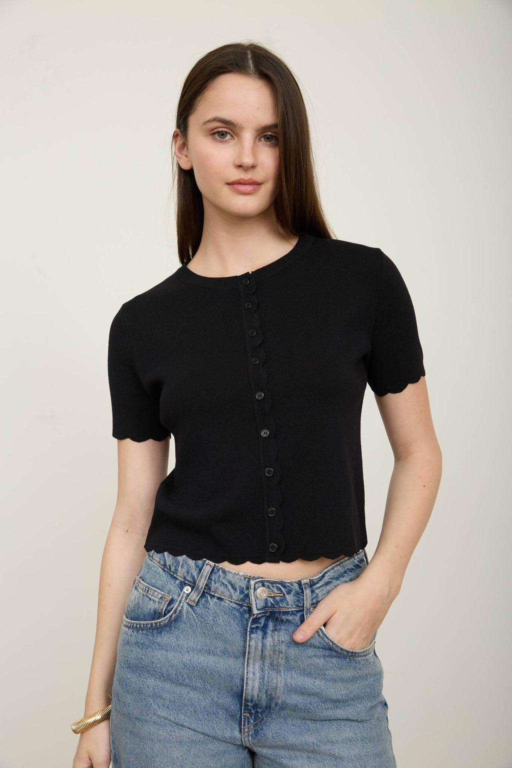 SCALLOPED SHORT SLEEVE TOP : BLACK