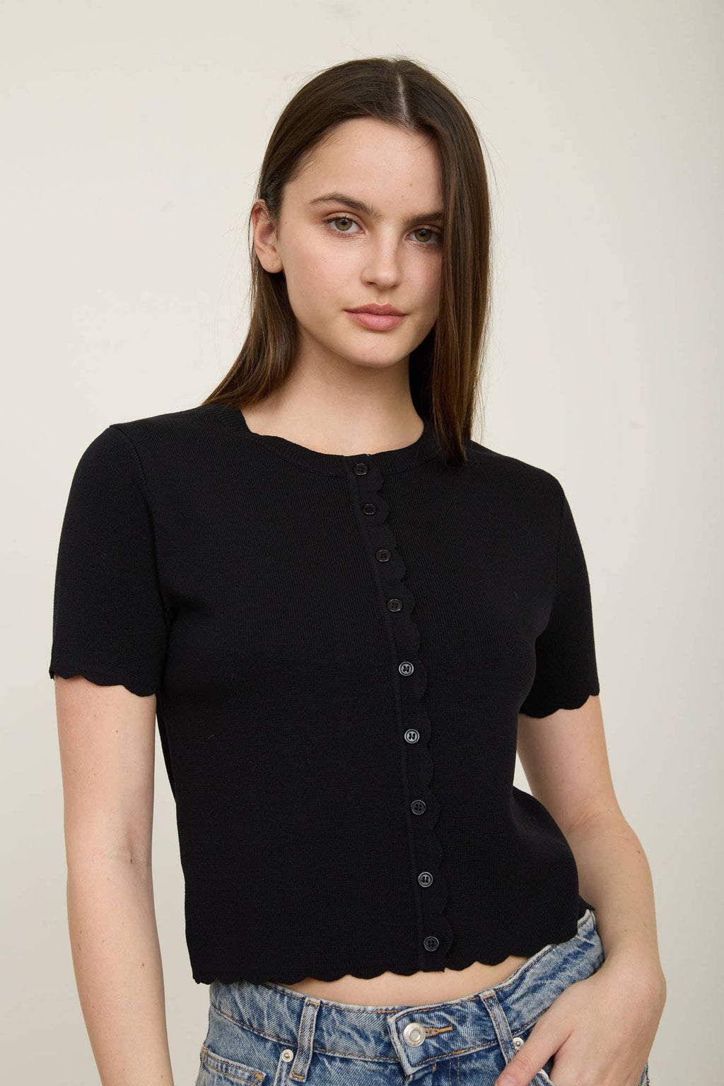 SCALLOPED SHORT SLEEVE TOP : BLACK